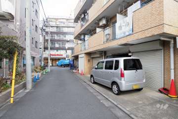 敷地西側の前面道路（南側から）