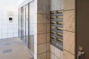 エントランスはオートロック付きです。