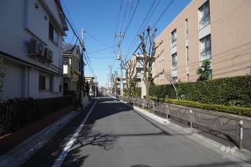 敷地西側の前面道路