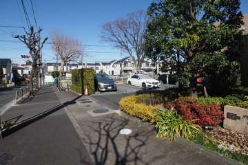 敷地西側の前面道路