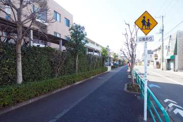 敷地北側の前面道路