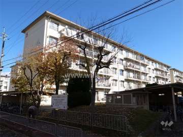 公社清和台住宅１５号棟の外観（南西側から）