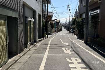 敷地の北西側前面道路（北東側から）
