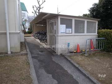 駐輪場とゴミ置き場