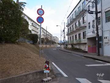 敷地の南側には、道を挟んで『清和台めぐみ幼稚園』があります。