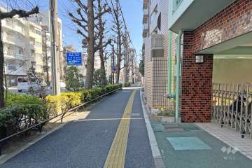 敷地の北東側前面道路は都道4号線です（北西側から）。