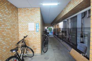 屋内に設けられた駐輪場