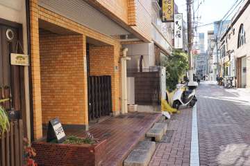 敷地北西側の前面道路（北東側から）