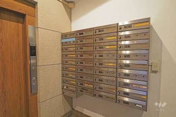 共用ポストとエレベーター