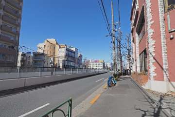 敷地西側の前面道路は環八通りです（南側から）