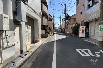 敷地西側の前面道路