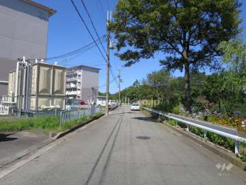 敷地の東側には猪名川が流れ、川沿いはたいへん緑豊かです。