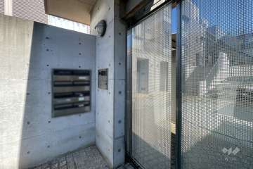 エントランスはオートロック付きです。