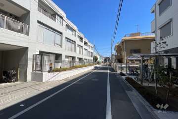 敷地の南側前面道路（西側から）
