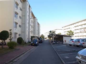 敷地内駐車場（平面式）と駐輪場