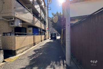 敷地西側の前面道路（北側から）