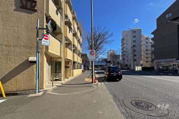 敷地南側の前面道路（西側から）