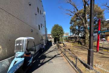 敷地東側の前面道路（南側から）