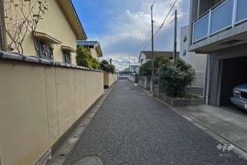 敷地東側の前面道路（北側から）