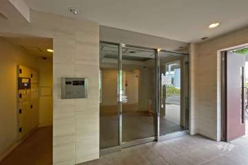 エントランスはオートロック付きです。