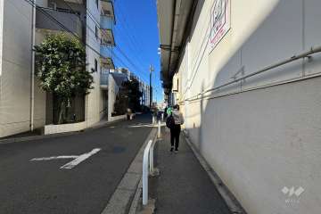 敷地北側の前面道路（東側から）