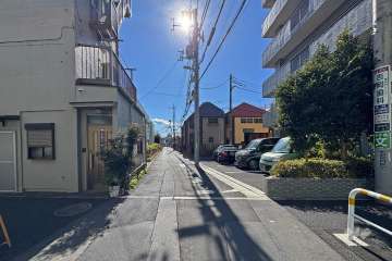 敷地の東側前面道路（北側から）