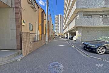敷地の南側前面道路（東側から）