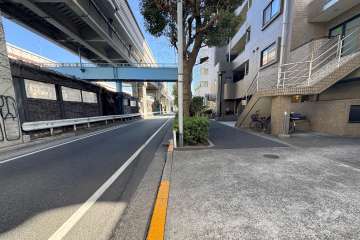 敷地北東側の前面道路