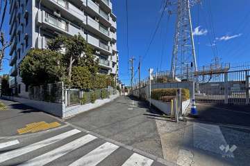 敷地の南東側前面道路（南西側から）