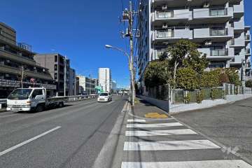 敷地の東側前面道路は環八通りです（南側から）。
