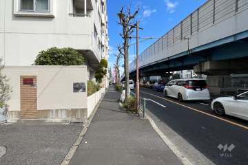 敷地の東側前面道路（南側から）