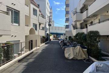 敷地の南側前面通路（西側から）