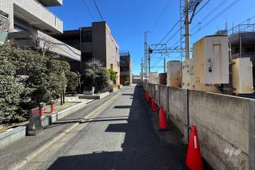 敷地の南側前面道路（西側から）