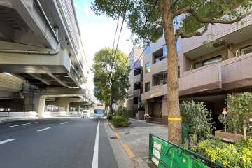敷地の北側前面道路（西側から）