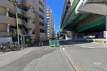 敷地の北側前面道路は東八道路です（東側から）。
