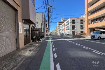 敷地の南側前面道路（東側から）