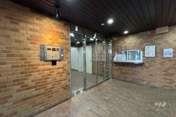 エントランスはオートロック付きです。