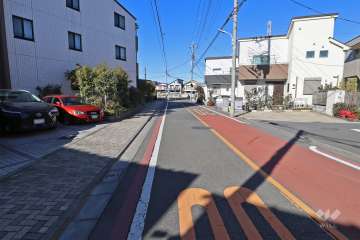 敷地南東側の前面道路（南西側から）