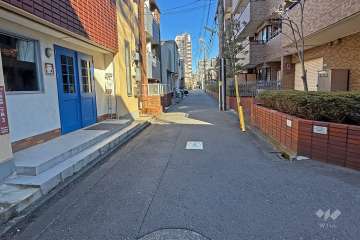 敷地の西側前面道路（南側から）
