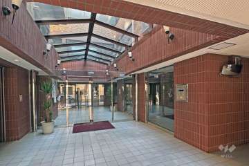 エントランスはオートロック付きです。