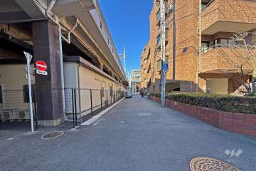 敷地の南側前面道路（東側から）