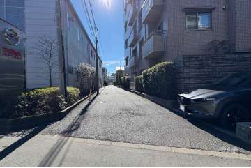 敷地の東側前面道路（北側から）