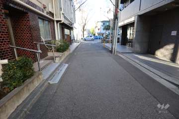 敷地東側の前面道路(南側から)