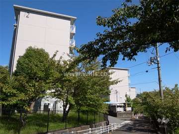 周辺は緑豊かな高台の住宅地です。