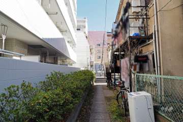 敷地南側の前面道路（西側から）