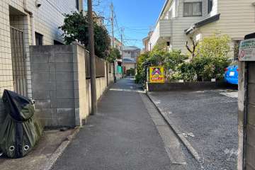 敷地の東側前面道路（南側から）
