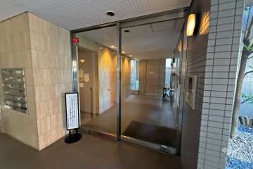 エントランスはオートロック付きです。