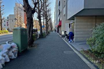 敷地北東側の前面道路（北西側から）