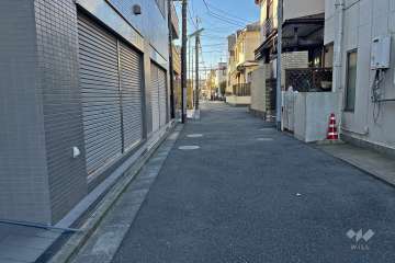 敷地北西側の前面道路（北東側から）