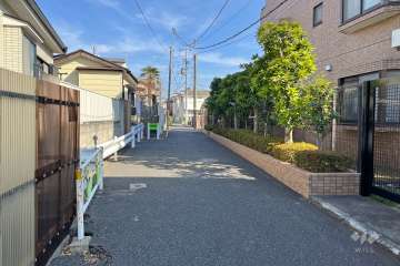 敷地の北側前面道路（西側から）